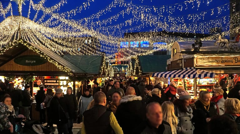 Weihnachtsmarkt in Essen: Das Lichternetz über dem gesamten Kennedyplatz verleiht dem Markt eine ganz besondere Atmosphäre.