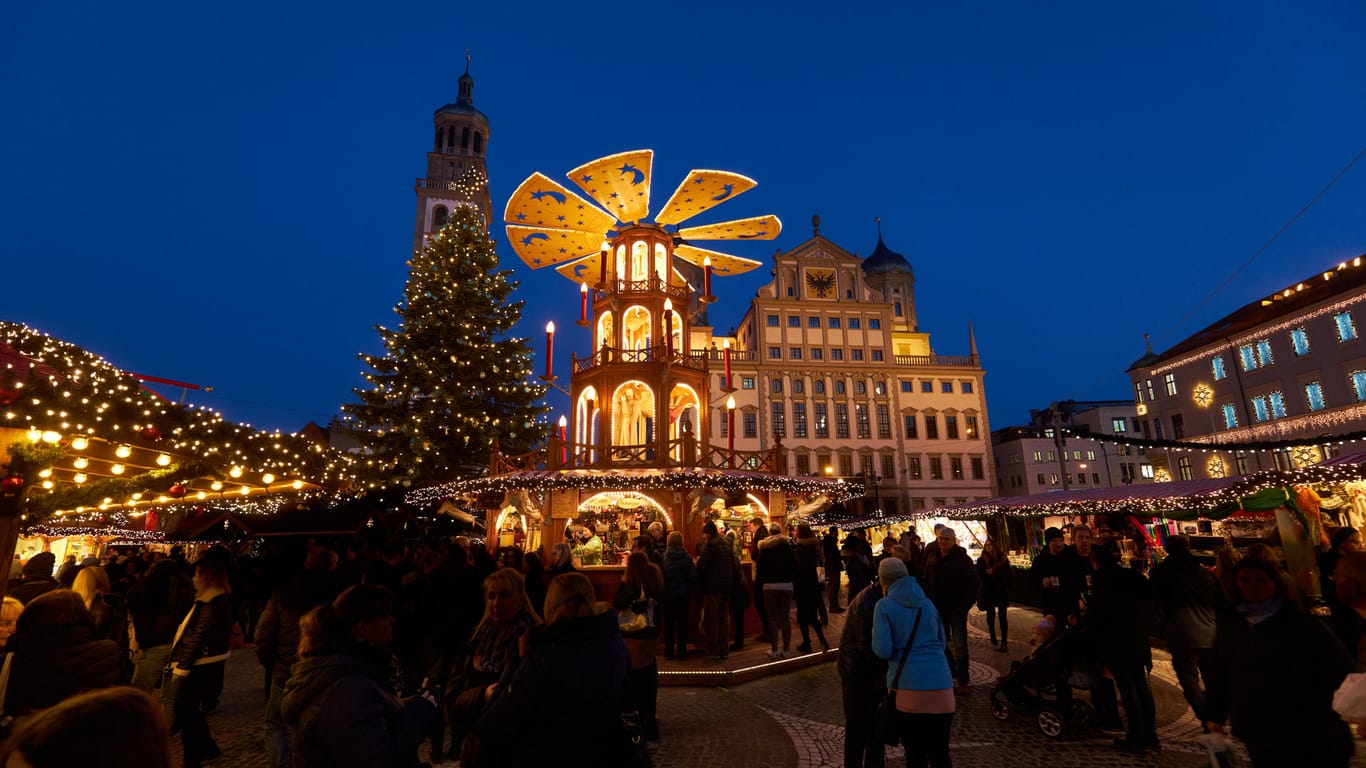 Blick auf den Augsburger Christkindlesmarkt: Die schönsten Weihnachtsmärkte in Bayern finden Sie in Nürnberg, München und Augsburg.