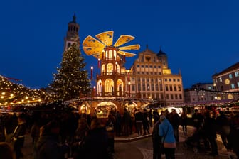 Blick auf den Augsburger Christkindlesmarkt: Die schönsten Weihnachtsmärkte in Bayern finden Sie in Nürnberg, München und Augsburg.
