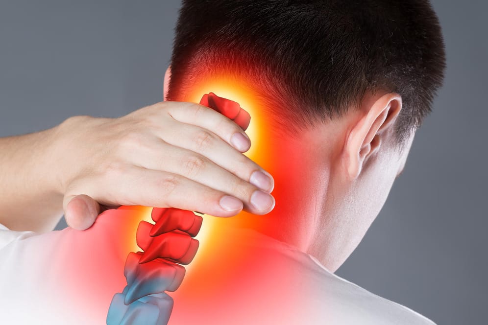Schmerzen am Hinterkopf werden oft durch Verpannungen im Nacken und Rücken verursacht.