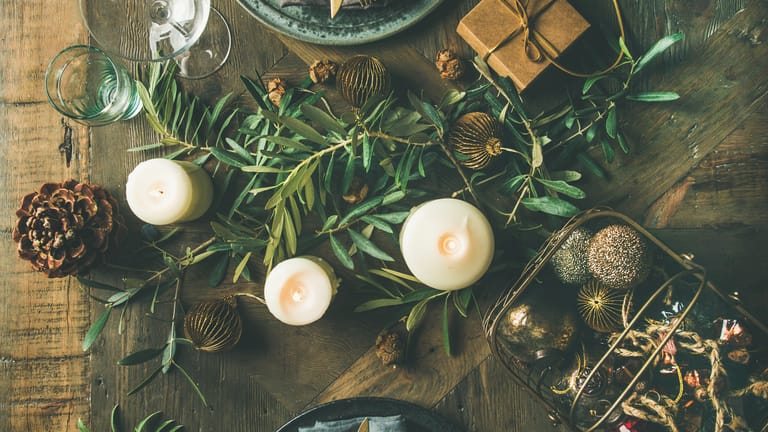 Festlich gedeckter Tisch: Mit einigen Kerzen, grünen Zweigen und Tannenzapfen, Glöckchen oder Geschenken können Sie ganz leicht aus jedem Tisch etwas Besonderes machen.