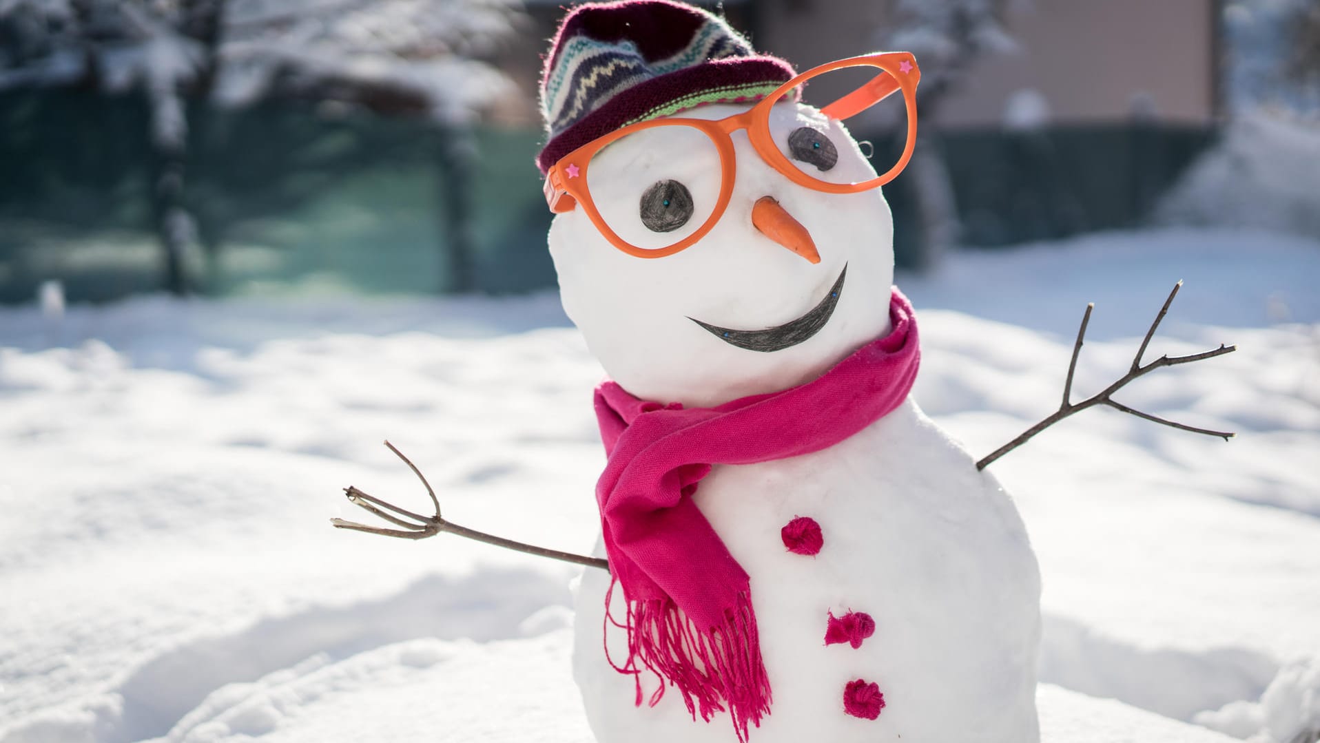 Schneemann: Mit ein bisschen Dekoration wird der Schneemann zum besonderen Hingucker.