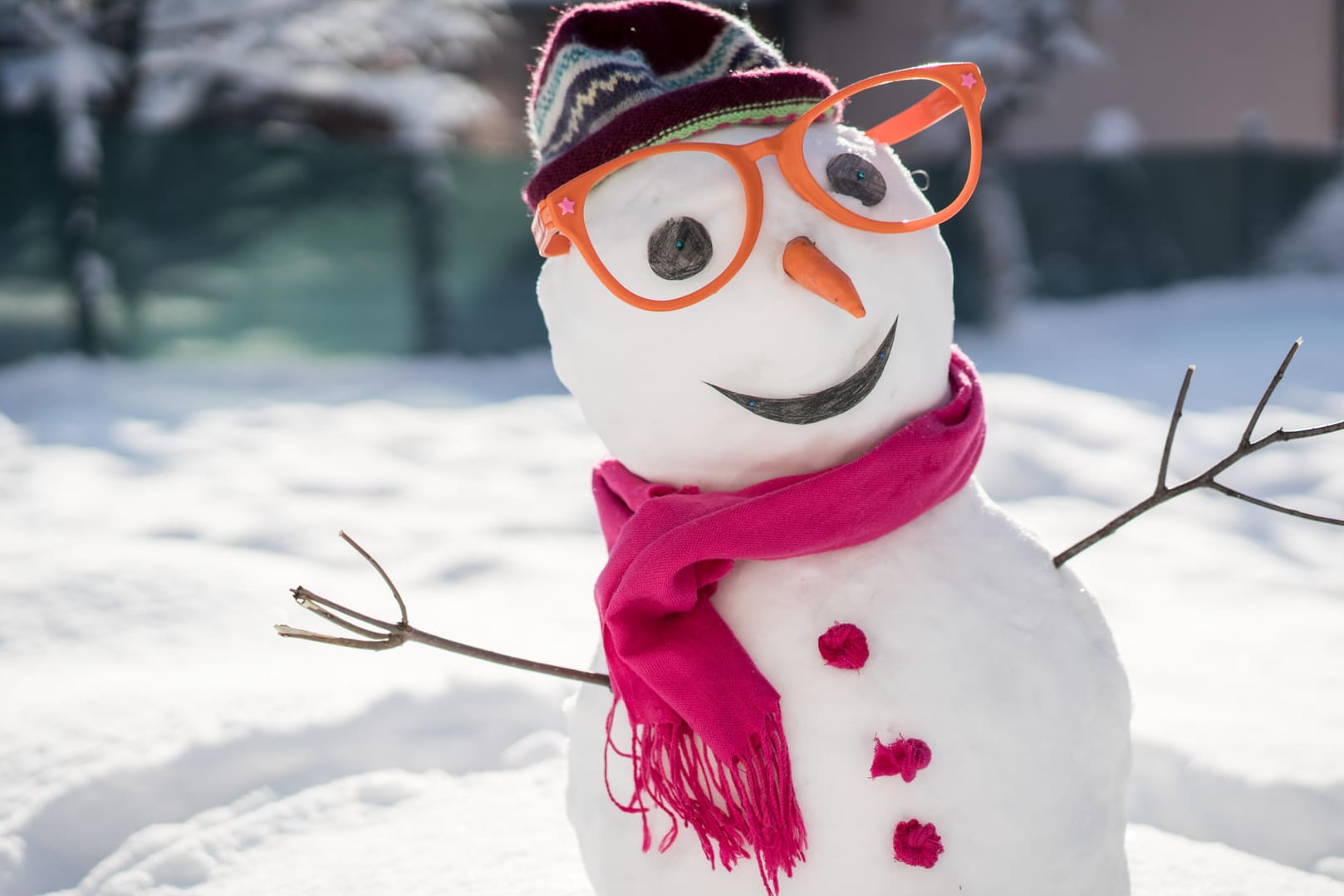 Schneemann: Mit ein bisschen Dekoration wird der Schneemann zum besonderen Hingucker.