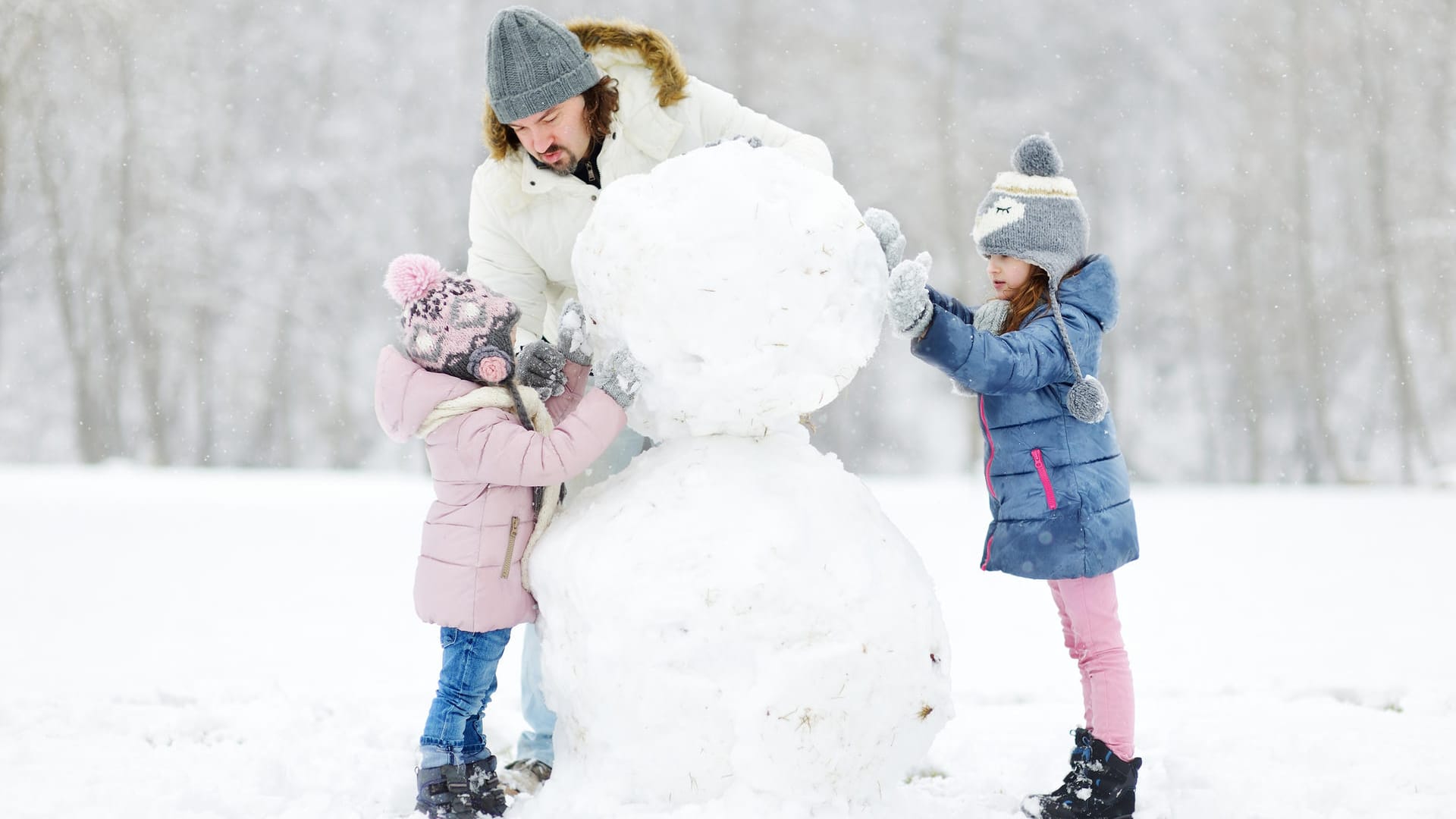 Schneemann bauen: Zuerst wird die untere Kugel gerollt und die zweite darauf gesetzt.