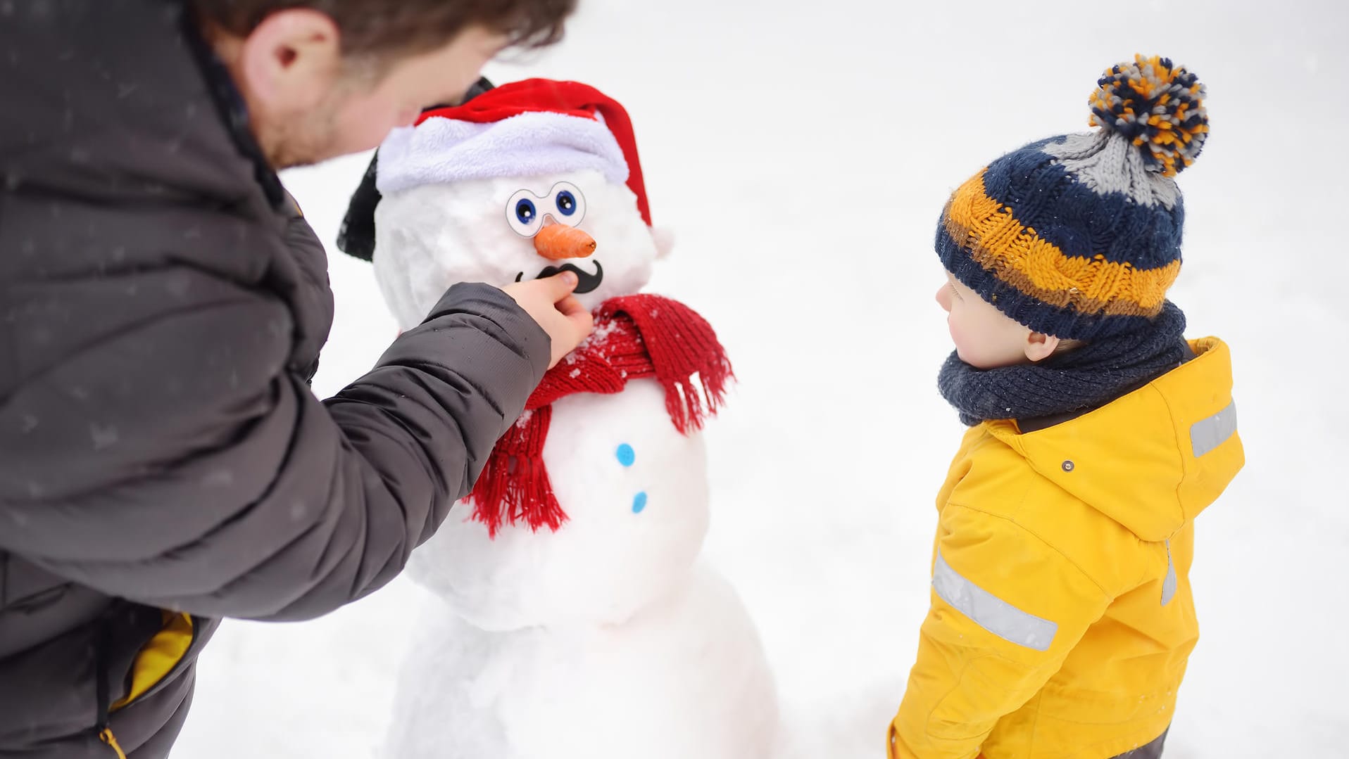 Schneemann bauen: Mit ein paar Accessoires wirkt der Schneemann gleich viel freundlicher.