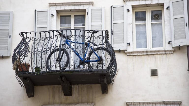 Fahrrad auf Balkon: Verirrte Raketen können auf vollgeräumten Balkonen Brände entfachen.