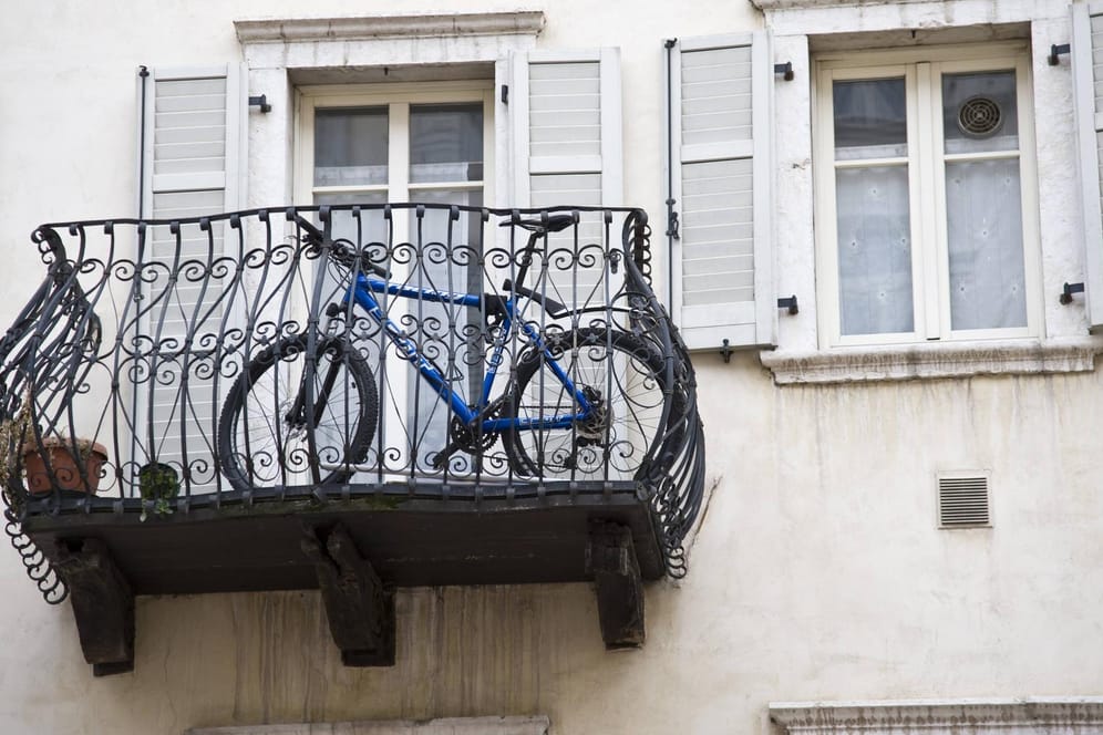 Fahrrad auf Balkon: Verirrte Raketen können auf vollgeräumten Balkonen Brände entfachen.
