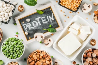 Proteine: Viele Lebensmittel enthalten von Natur aus viel Protein. Teure Protein-Produkte sind daher meist unnötig.