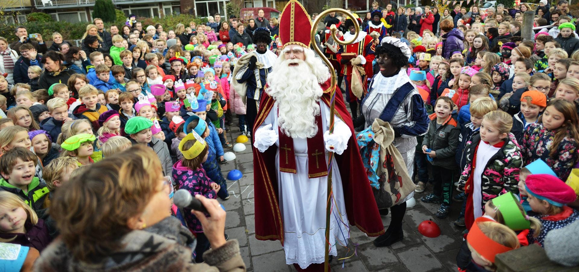 Für die Niederländer ist in der Weihnachtszeit der wichtigste Tag bereits der Nikolaustag. Schon am Abend des 6. Dezember gibt es Bescherung – damit sind die Niederlande das einzige christliche Land, das schon so früh das Familienfest feiert.