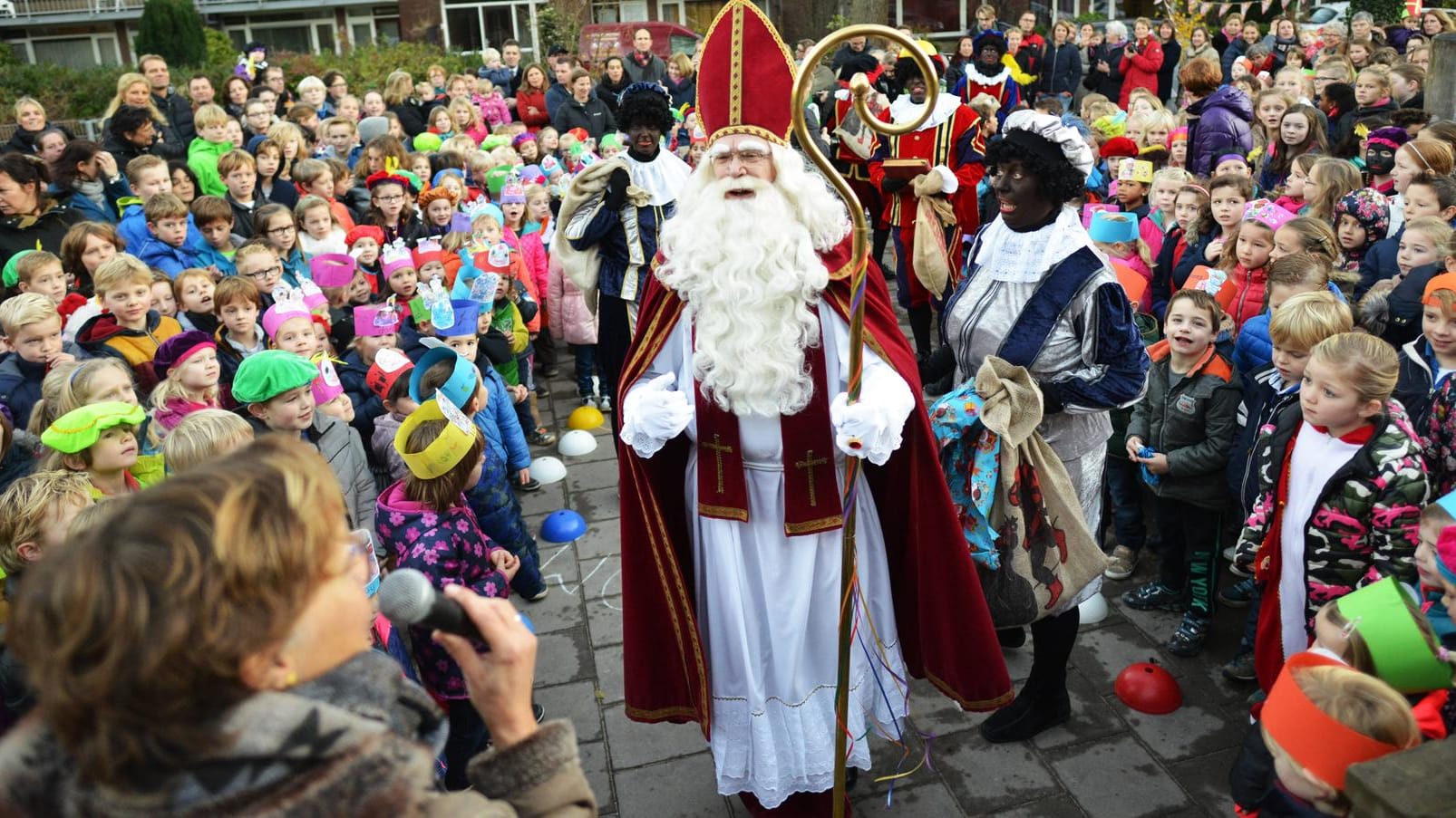 Für die Niederländer ist in der Weihnachtszeit der wichtigste Tag bereits der Nikolaustag. Schon am Abend des 6. Dezember gibt es Bescherung – damit sind die Niederlande das einzige christliche Land, das schon so früh das Familienfest feiert.