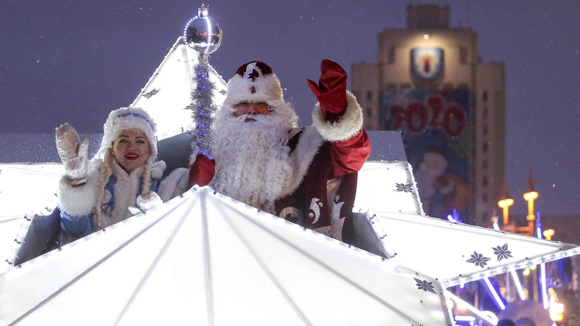 In Russland wird dagegen erst am Silvesterabend gefeiert. Da kommt Ded Moroz (Väterchen Frost) mit seiner Enkelin Snegurochka (Schneemädchen) und legt Geschenke unter den Tannenbaum. Währenddessen feiert man im familiären Kreis mit vielfältigem Essen und Sekt. Um Mitternacht gibt's Feuerwerk.