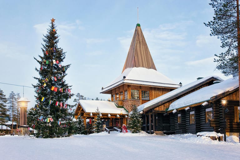 In Finnland glauben die Kinder daran, dass der Weihnachtsmann auf Korvatunturi in Lappland lebt. Wichtigster Tag der Weihnachtszeit ist wie in Deutschland der 24. Dezember, an diesem Abend gibt es auch Geschenke für die Kinder, die Wichtel oder auch Kobolde angeblich unter den Weihnachtsbaum legen.