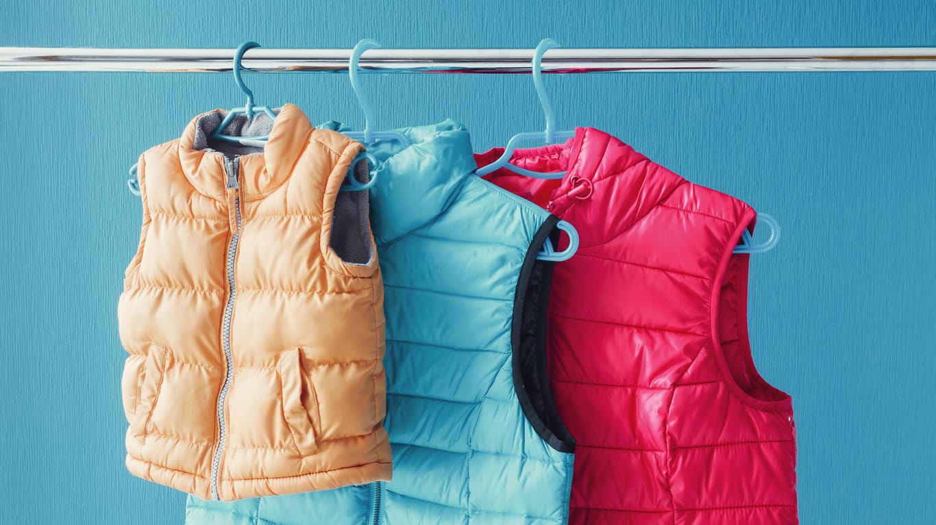 Daunenjacken: Die teuren Kleidungsstücke benötigen viel Sorgfalt bei der Reinigung – und beim Trocknen.