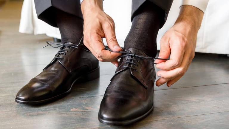 Schuhe binden: Ein edler Schuh will auch richtig gebunden werden.