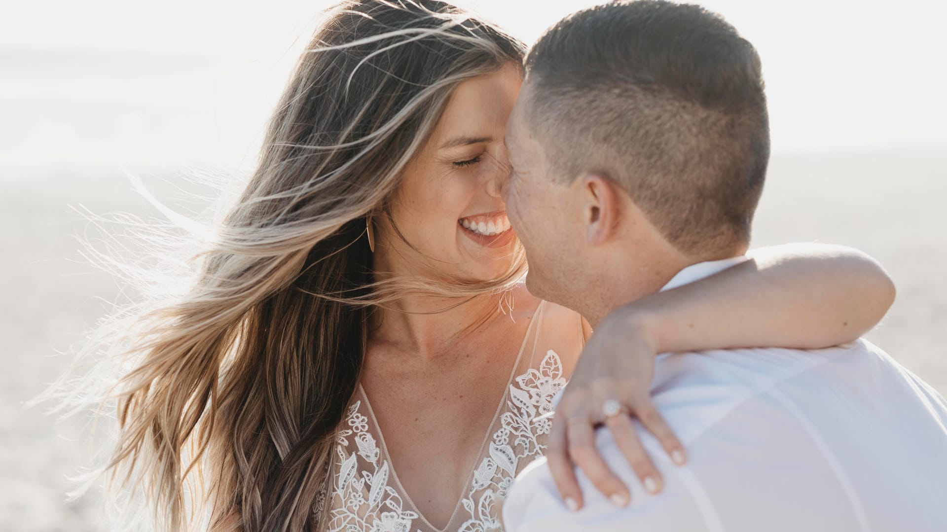 Hochzeitspaar am Strand