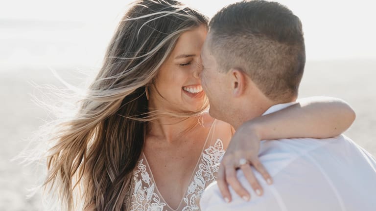 Hochzeitspaar am Strand