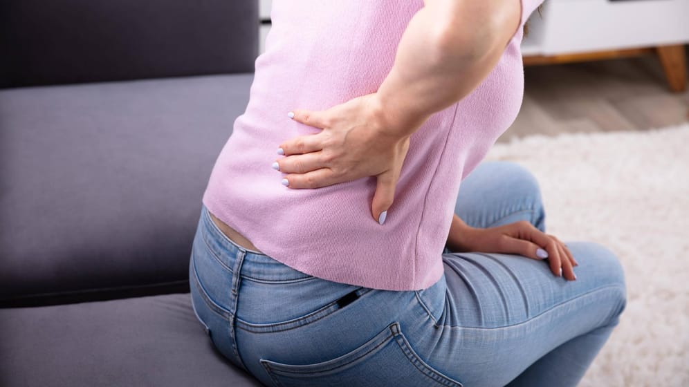 Rückenschmerzen: Wenn Sie Rückenschmerzen beim Atmen haben, sollten Sie so schnell wie möglich zum Arzt gehen.