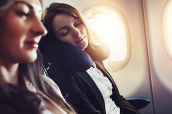 Bequem reisen: Vor und während des Flugs gibt es einige Tipps, um entspannt am Ziel anzukommen.