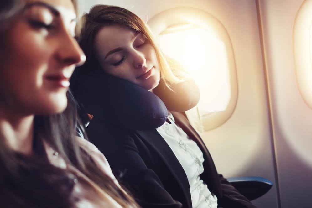 Bequem reisen: Vor und während des Flugs gibt es einige Tipps, um entspannt am Ziel anzukommen.
