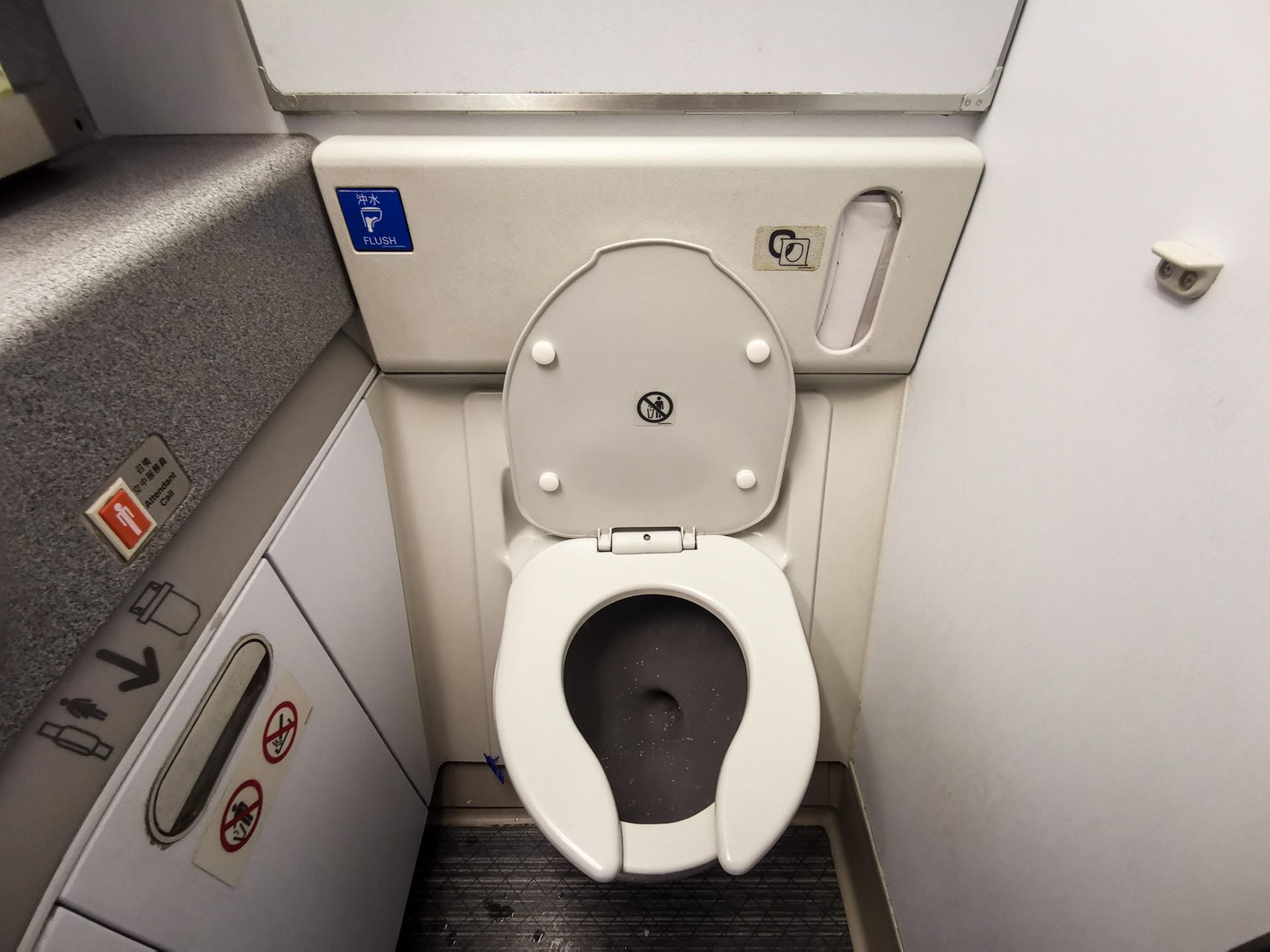 Flugzeugtoiletten: Die Toiletten werden während des Fluges entleert? Falsch. Alle Substanzen, die in der Toilette hinuntergespült werden, speichert ein Tank, der dann nach der Ankunft am Flughafen entleert wird. Das Waschwasser aus den Handwaschbecken wird allerdings fein zerstäubt in die Atmosphäre entlassen.