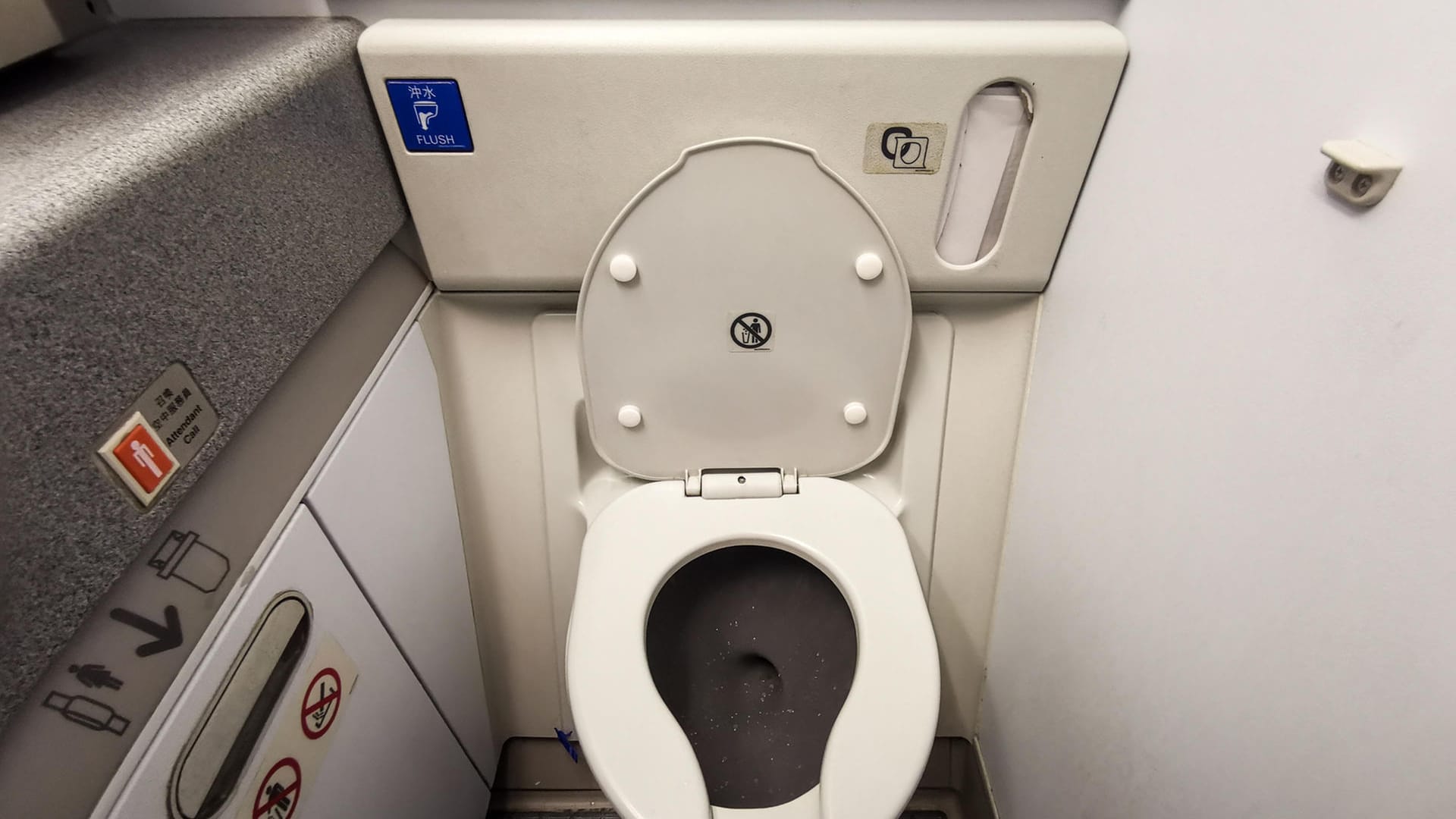 Flugzeugtoiletten: Die Toiletten werden während des Fluges entleert? Falsch. Alle Substanzen, die in der Toilette hinuntergespült werden, speichert ein Tank, der dann nach der Ankunft am Flughafen entleert wird. Das Waschwasser aus den Handwaschbecken wird allerdings fein zerstäubt in die Atmosphäre entlassen.