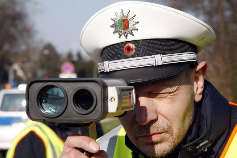 Ein Polizeibeamter bei einem Blitzermarathon in Nordrhein-Westfalen. Nach einer groben Geschwindigkeitsüberschreitung kann sogar ein Fahrverbot ausgesprochen werden.