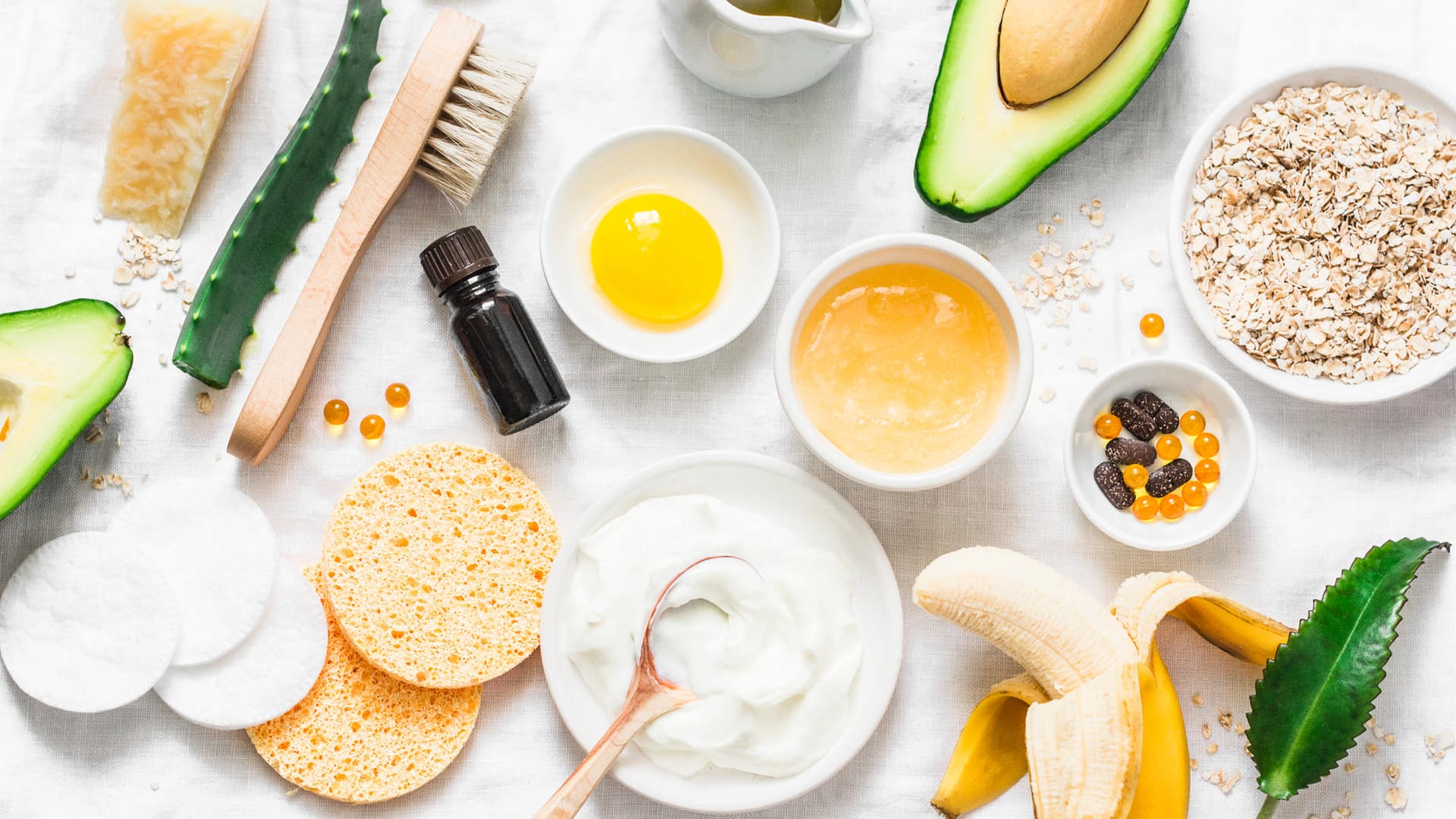 Hautpflege im Winter: Eine gesunde vitaminreiche Ernährung von innen und sanft pflegende Produkte von außen helfen, die Haut wieder samtig weich zu machen.
