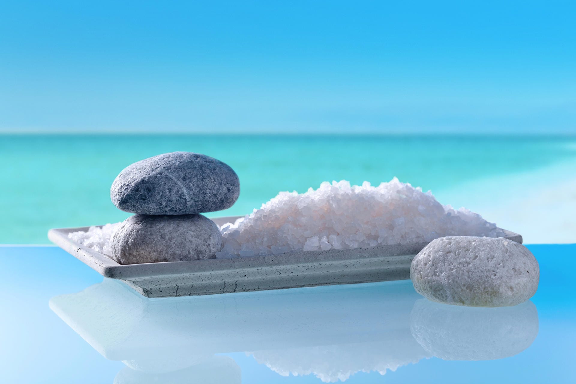 Totes Meer: Das Salz aus dem Toten Meer ist reich an Mineralien und wirkt sich positiv auf den Stoffwechsel aus. Es strafft die Haut und fördert die Durchblutung. Weitere positive Effekte für die Haut sind, dass sowohl der Abschuppungsprozess und die Talgproduktion reguliert werden.