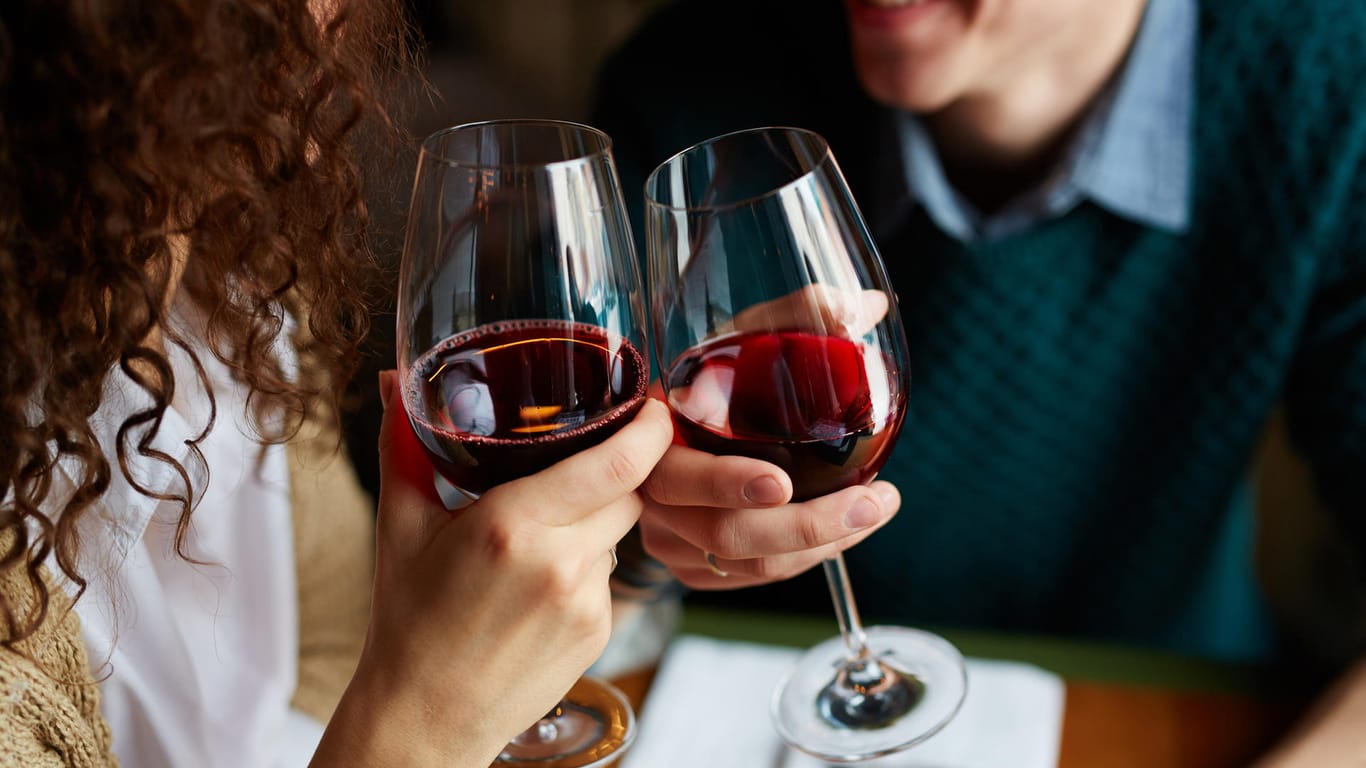 Weingläser: Trinken Sie maximal ein bis zwei Gläser Alkohol beim Date oder verzichten Sie komplett.