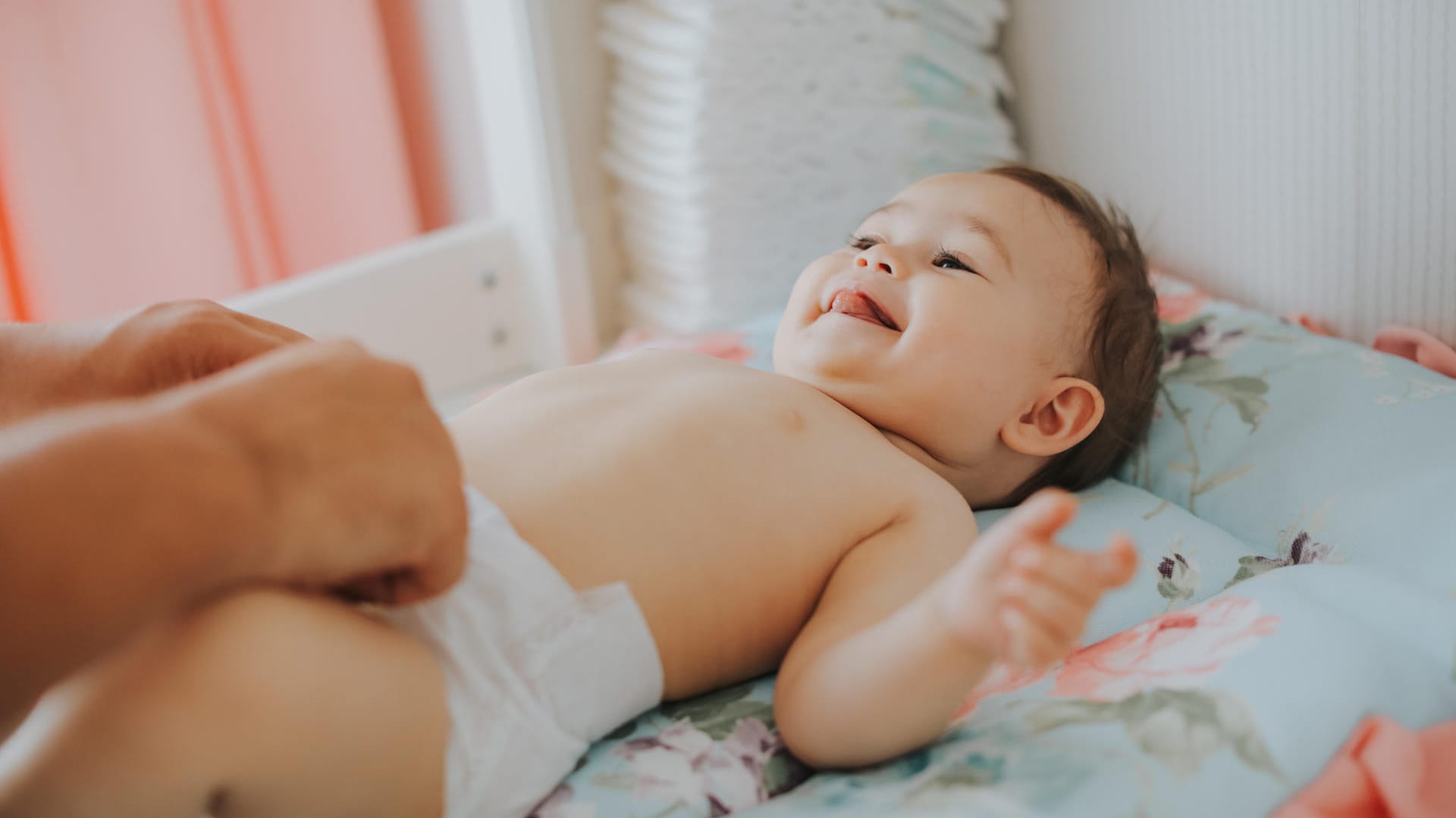 Baby wird gewickelt: Damit Babys Po nicht wund wird, sollte der Nachwuchs regelmäßig gewickelt werden.