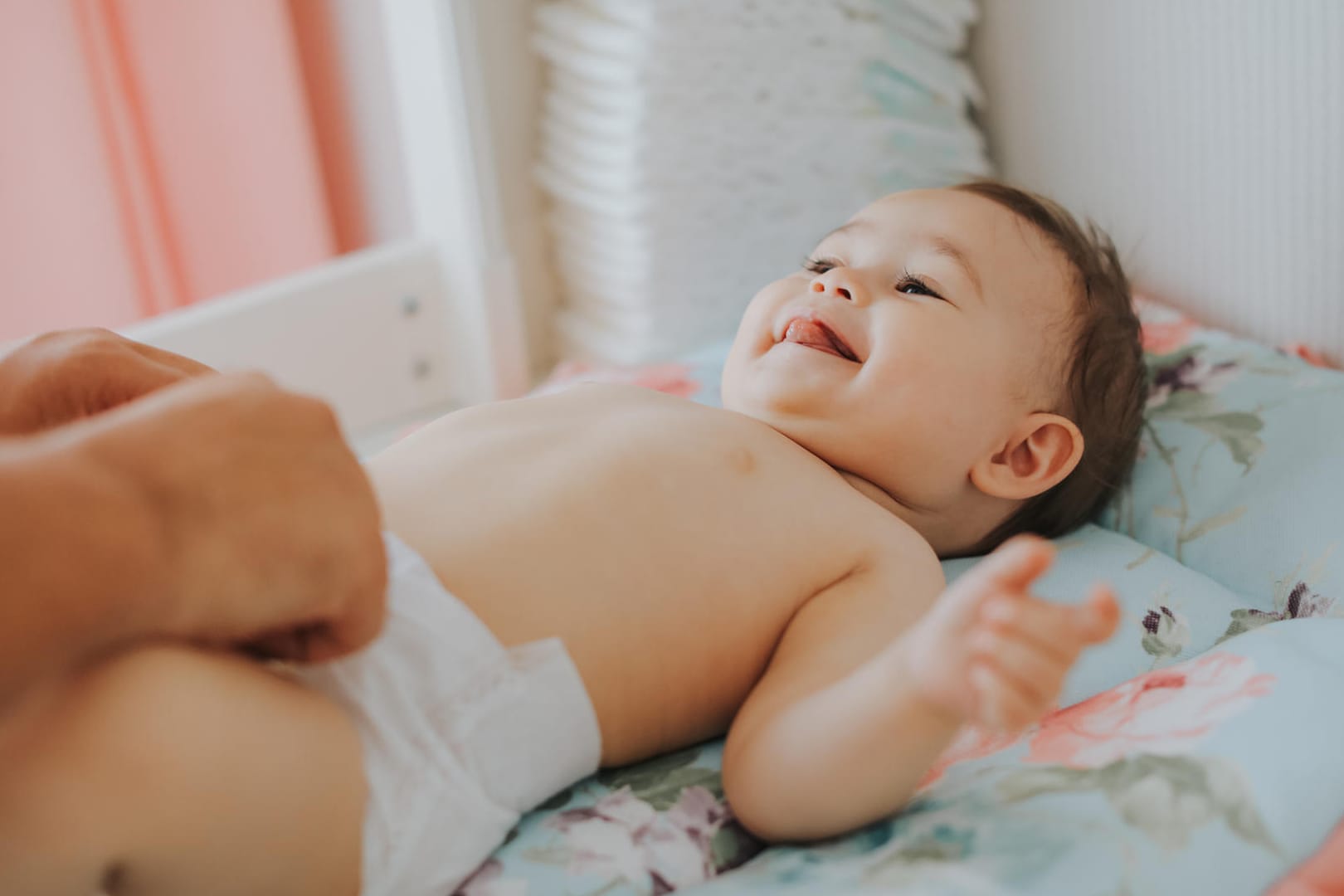 Baby wird gewickelt: Damit Babys Po nicht wund wird, sollte der Nachwuchs regelmäßig gewickelt werden.