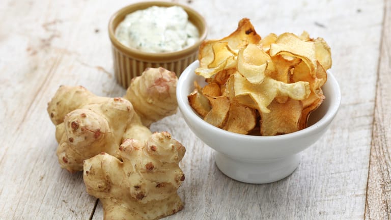 Topinambur-Chips: Eine nährstoffreiche Alternative zu herkömmlichen Kartoffelchips aus dem Supermarkt.
