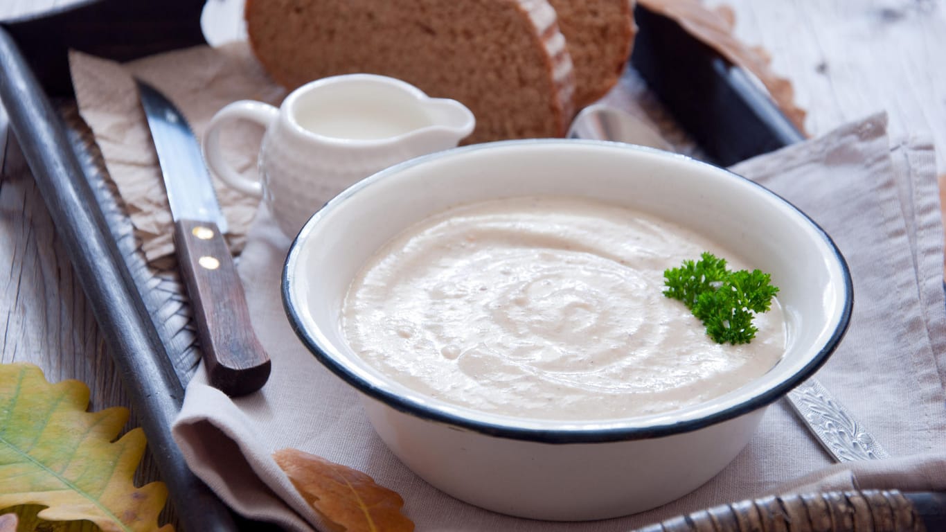 Topinambur-Suppe: Gerade in der Winterzeit ist eine dickflüssige Suppe aus dem gesunden Wurzelgemüse eine gute Wahl.