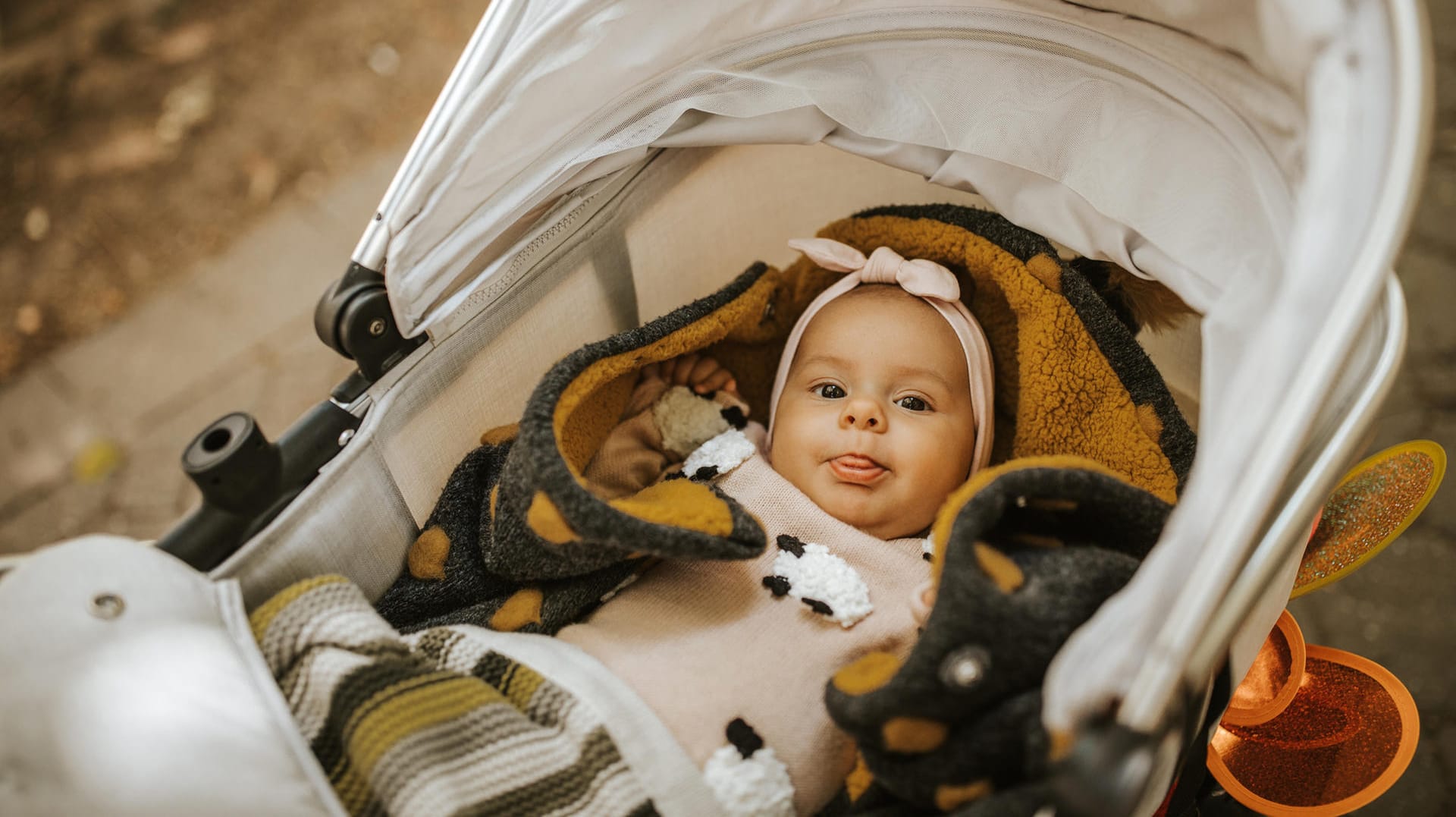 Babykleidung: Bei wechselnden Temperaturen ziehen Eltern ihrem Nachwuchs am besten mehrere Schichten Kleidung an.