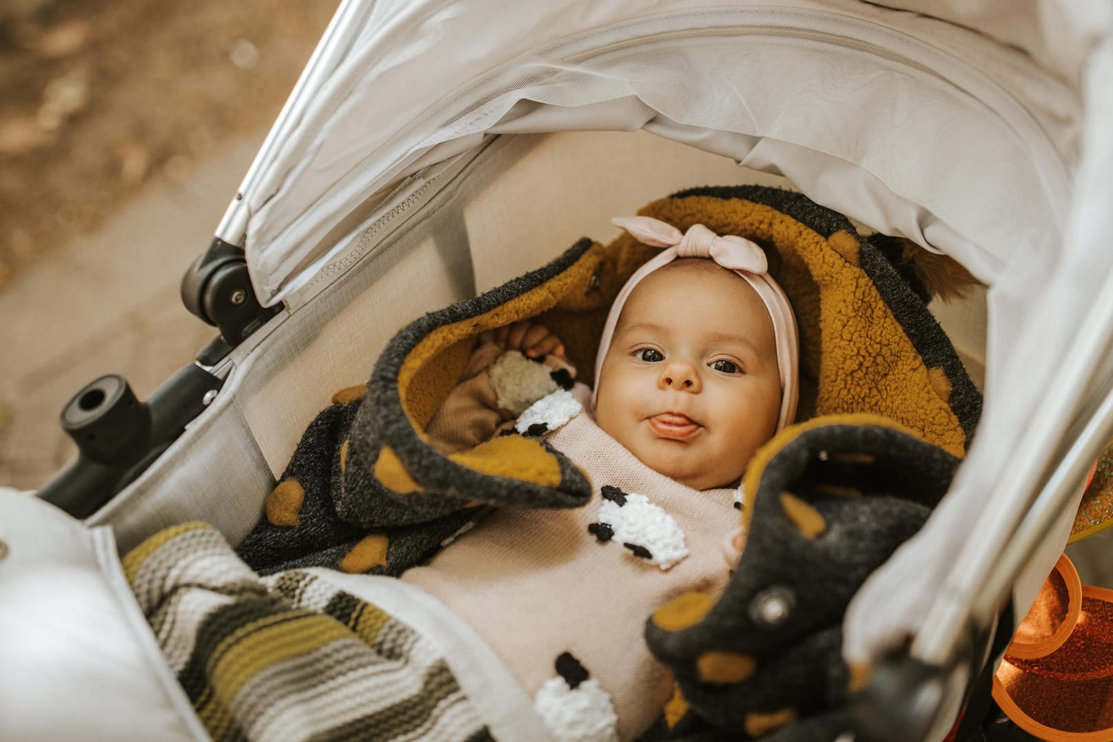 Babykleidung: Bei wechselnden Temperaturen ziehen Eltern ihrem Nachwuchs am besten mehrere Schichten Kleidung an.