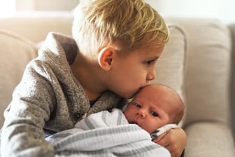 Geschwister: Ist das neue Geschwisterchen auf der Welt, müssen Eltern darauf achten, dass Ihr erstgeborenes Kind im Trubel um das Baby nicht untergeht.