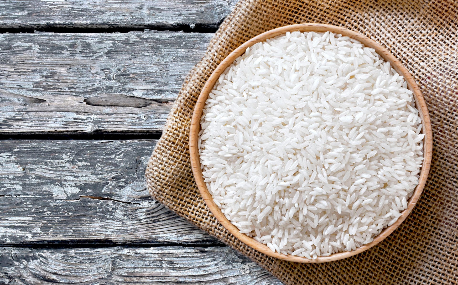 Weißer Reis erhöht das Diabetes-Risiko. Das belegt eine aktuelle Studie der Harvard School for Public Health. Von 350.000 untersuchten Personen erkrankten 13.000 an Diabetes. Das Risiko steigt vor allem in asiatischen Regionen, da hier bis zu vier Portionen Reis täglich gegessen werden.