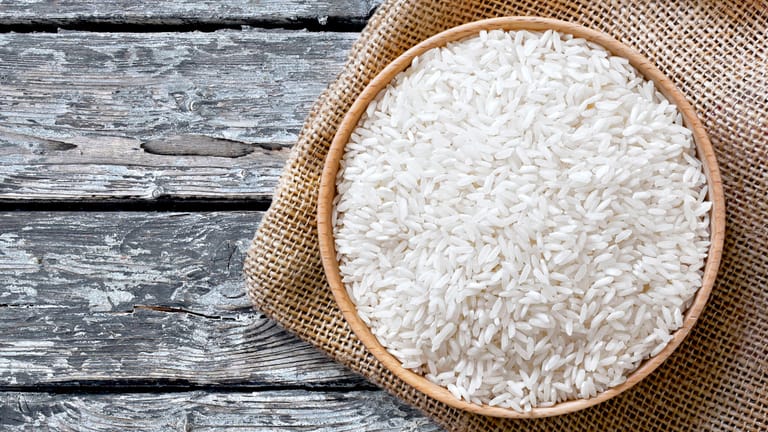 Weißer Reis erhöht das Diabetes-Risiko. Das belegt eine aktuelle Studie der Harvard School for Public Health. Von 350.000 untersuchten Personen erkrankten 13.000 an Diabetes. Das Risiko steigt vor allem in asiatischen Regionen, da hier bis zu vier Portionen Reis täglich gegessen werden.