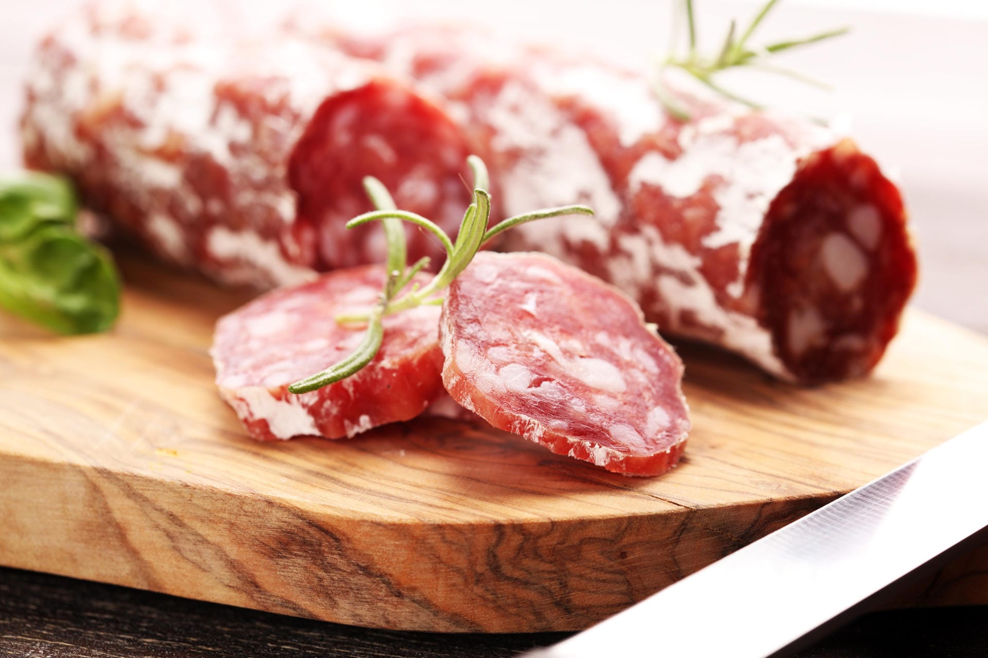 Schlechte Nachricht für alle Salami-Fans: Nicht nur rotes Fleisch, auch Wurstprodukte sollte man nur in Maßen genießen. Wer täglich 50 Gramm Wurst verzehrt, erhöht sein Risiko um 25 bis 40 Prozent.