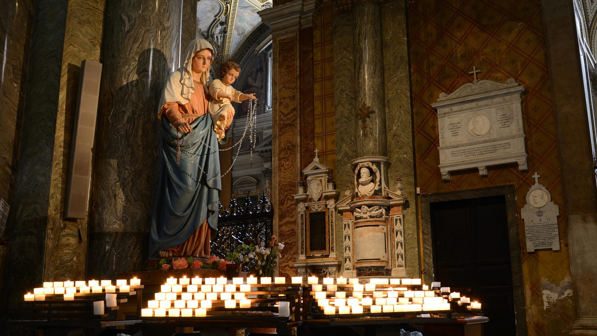 Marienstatue: Früher wurden zu Mariä Lichtmess die Kerzen von Menschen gesegnet.