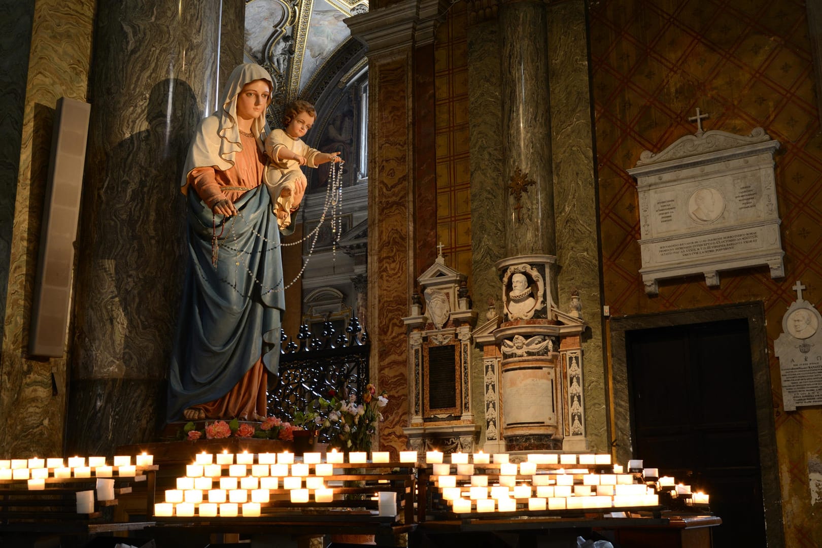 Marienstatue: Früher wurden zu Mariä Lichtmess die Kerzen von Menschen gesegnet.