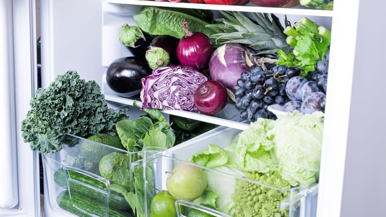 Kühlschrank: Sie sollten unbedingt Obst und Gemüse in den dafür vorgesehenen Fächern lagern, luftdurchlässige Plastiktüten eigenen sich ebenfalls.