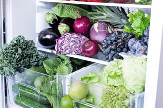 Kühlschrank: Sie sollten unbedingt Obst und Gemüse in den dafür vorgesehenen Fächern lagern, luftdurchlässige Plastiktüten eigenen sich ebenfalls.