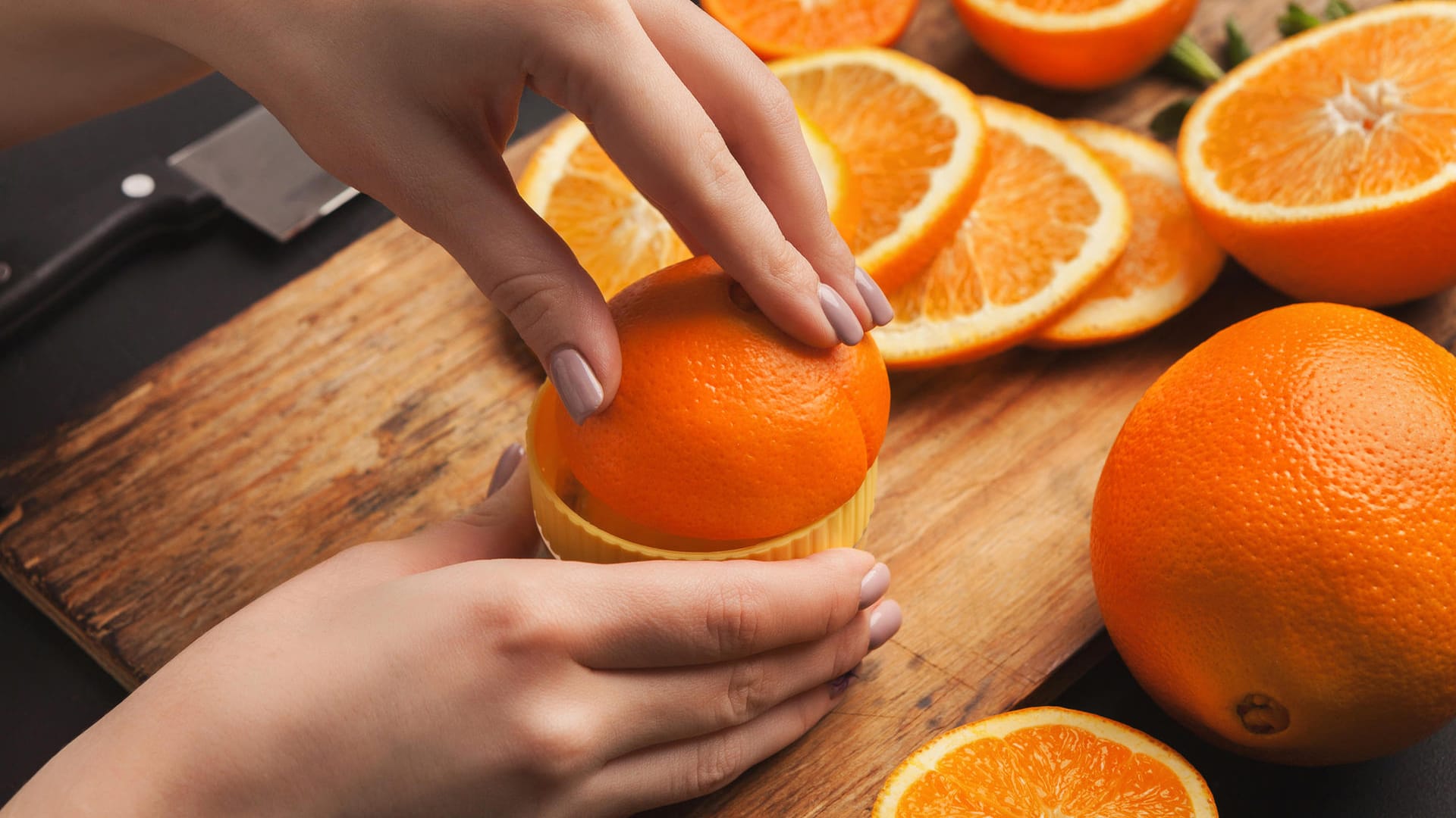 Orangen: Zitrusfrüchte lassen sich leicht auspressen, wenn Sie sie vorher unter sanftem Druck rollen.