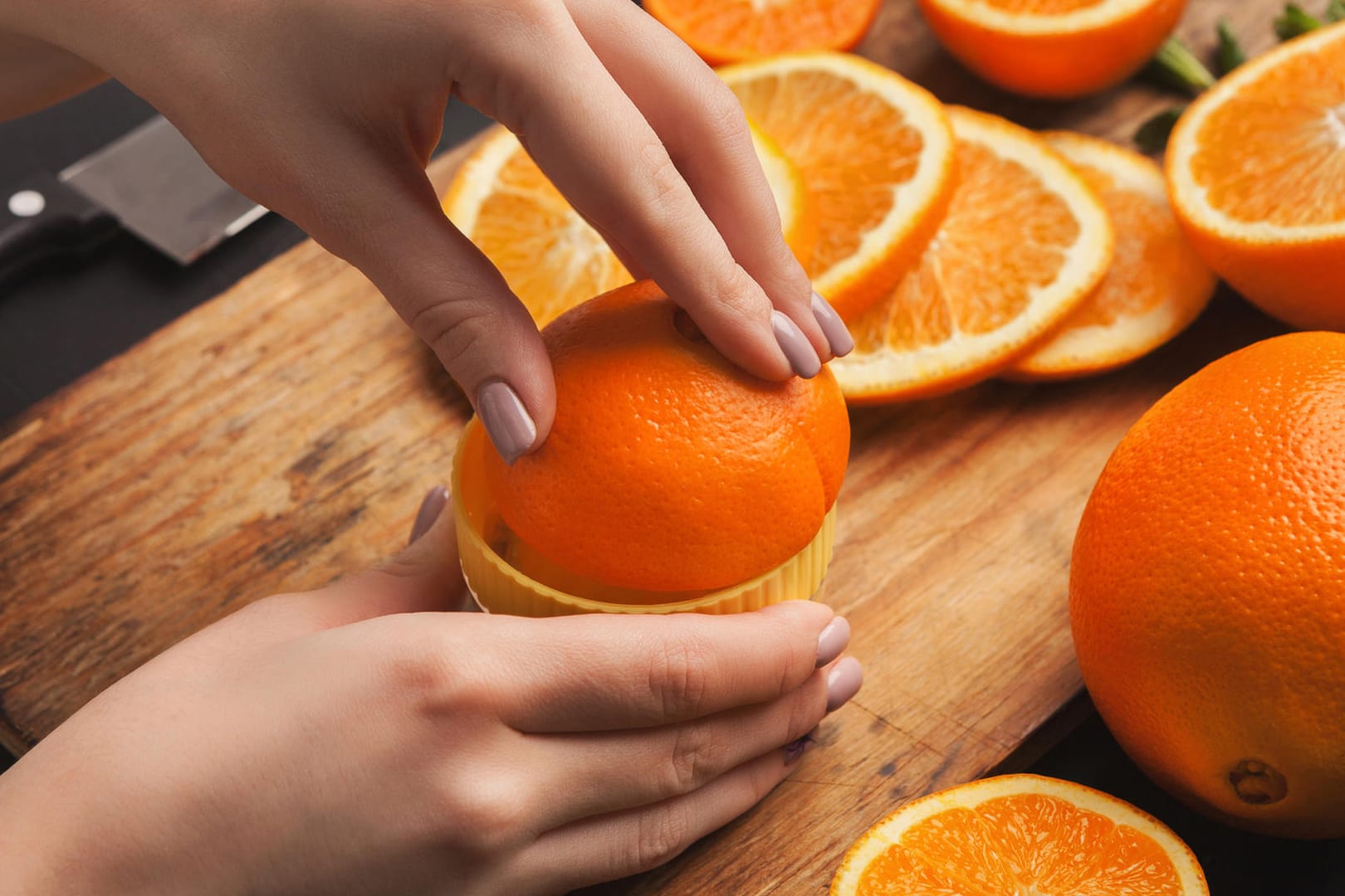 Orangen: Zitrusfrüchte lassen sich leicht auspressen, wenn Sie sie vorher unter sanftem Druck rollen.