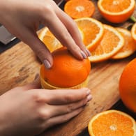 Orangen: Zitrusfrüchte lassen sich leicht auspressen, wenn Sie sie vorher unter sanftem Druck rollen.