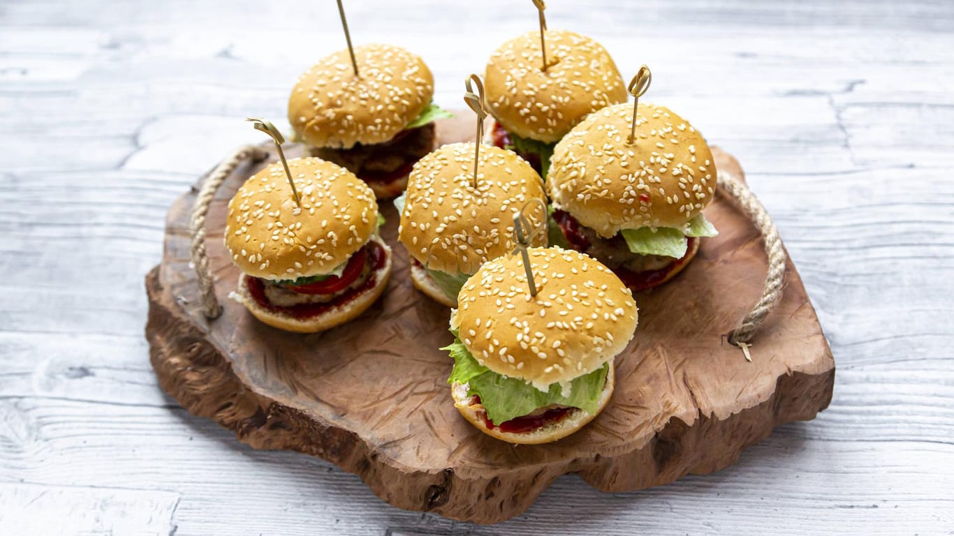 Mini-Burger: Holzbretter eignen sich auch zum Servieren von Speisen.