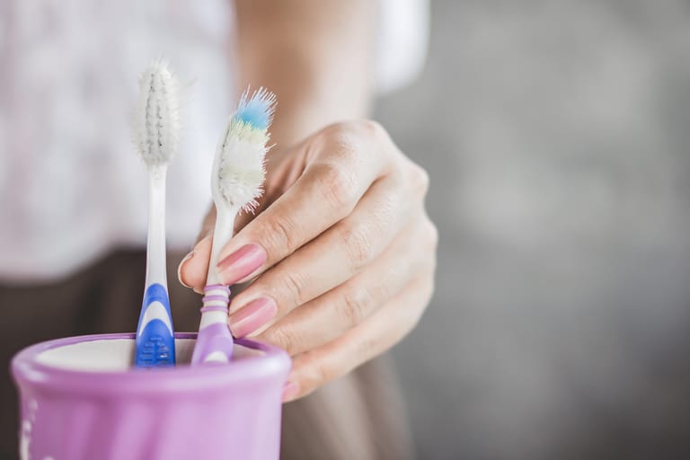 So sollte Ihre Zahnbürste auf keinen Fall aussehen. Eine ausgefranste Bürste reinigt nicht mehr optimal und bietet somit keinen Schutz mehr vor Karies. Spätestens alle drei Monate empfehlen Zahnärzte die Zahnbürste zu wechseln.