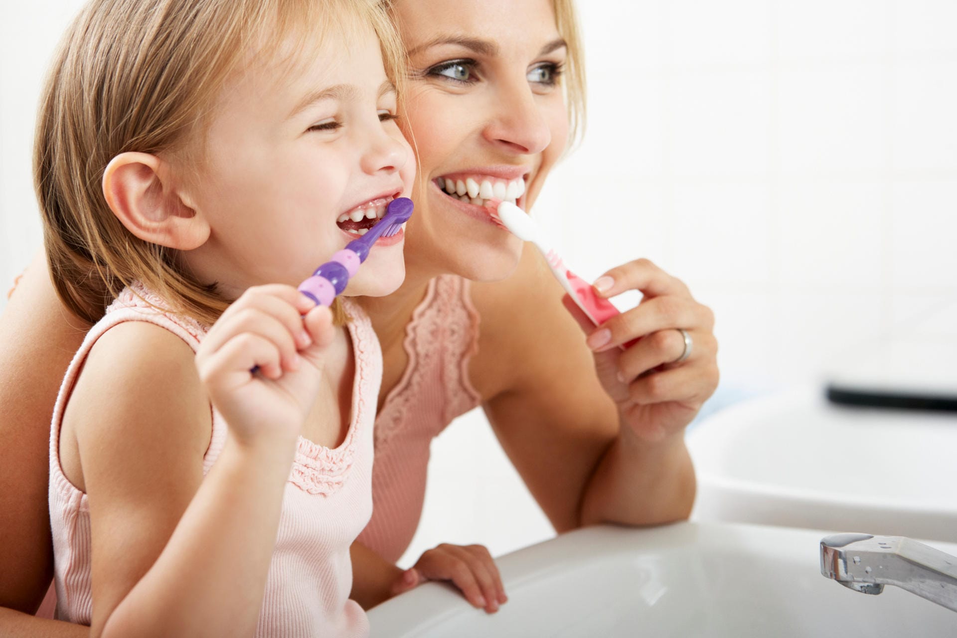 Es ist wichtig, Kinder möglichst früh an das Zähneputzen zu gewöhnen. Es sollte eine Gewohnheit werden und mit zum Alltag gehören, zweimal am Tag die Zähne zu pflegen.