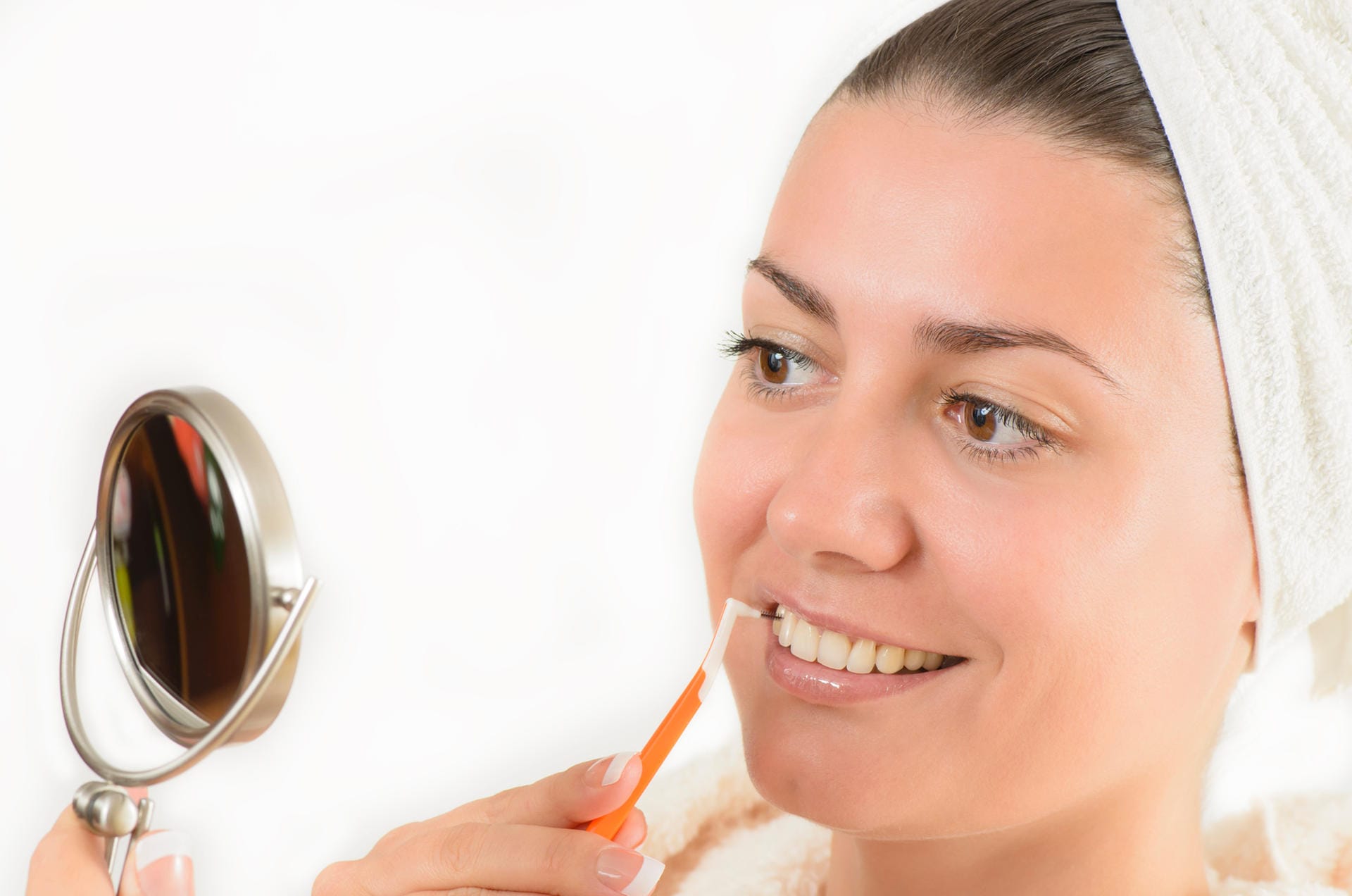 Die Zahnzwischenraumbürste (Interdentalbürste) hat nur eine Borstenreihe. Sie ist in verschiedenen Stärken erhältlich und daher besonders geeignet, um unterschiedlich breite Zahnzwischenräume zu reinigen. Nur bei sehr eng stehenden Zähnen ist die Verwendung nicht möglich. In diesem Fall können Sie auf Zahnseide zurückgreifen.